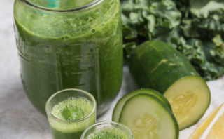 Green juice with kale, cucumber and lemons